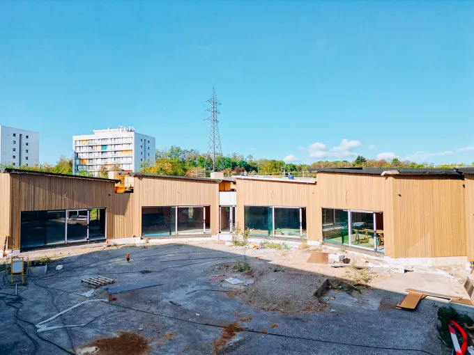 Vue de l'extérieur du chantier de La Louvière Bocage